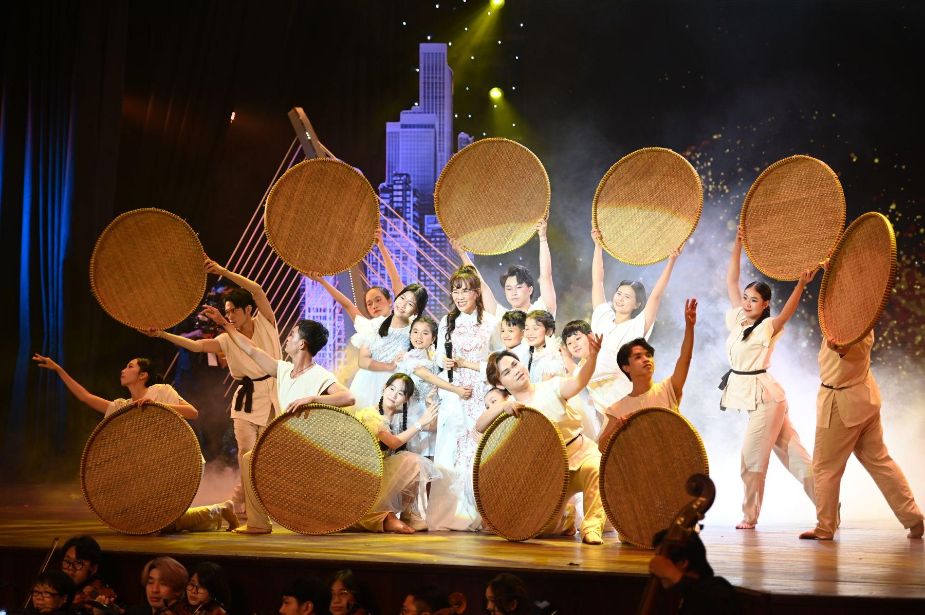 Đêm nhạc “Nguồn cảm hứng bất tận” và những khoảnh khắc không quên - Ảnh 5. Đêm nhạc “Nguồn cảm hứng bất tận” và những khoảnh khắc không quên - Ảnh 5.