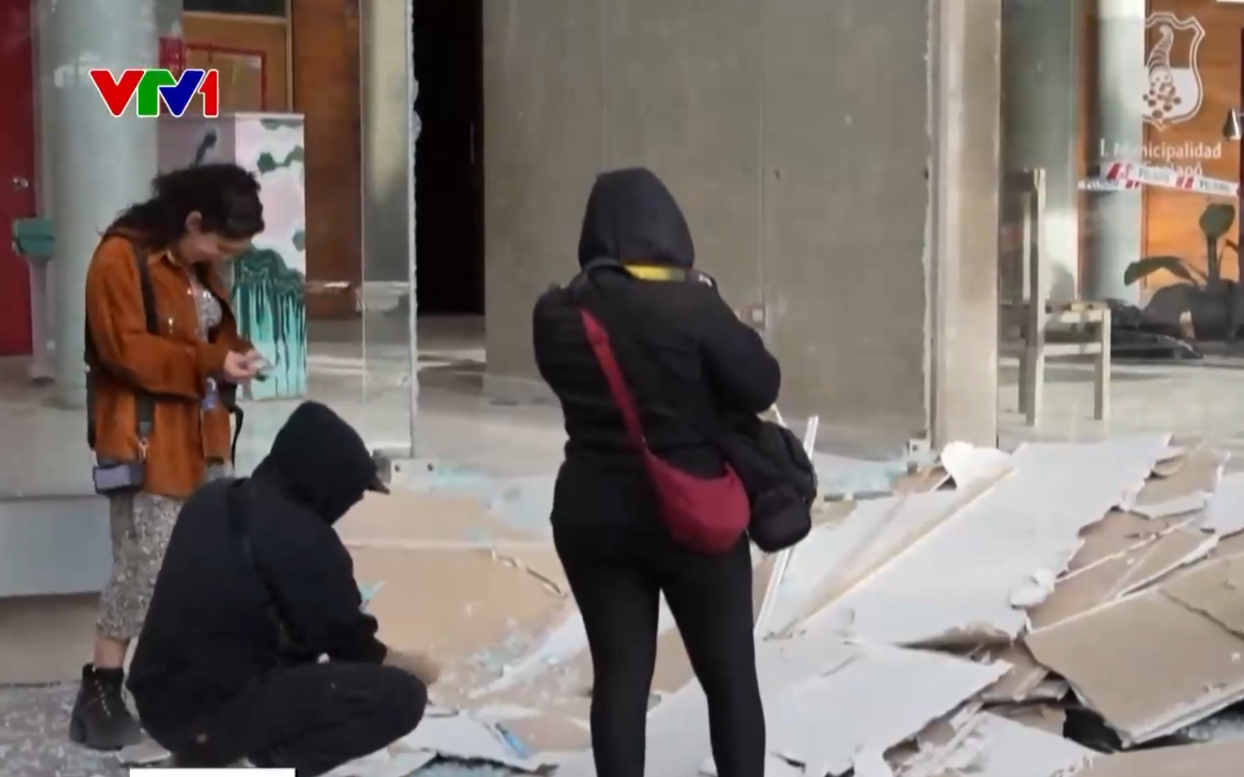 Chile: Trận động đất mạnh 6,4 độ được ghi lại trực tiếp trên sóng truyền hình - Ảnh 1.