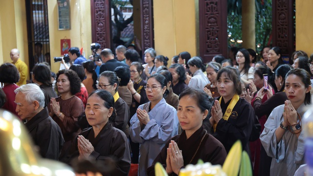 Cập nhật: Không khí đặc biệt của buổi sáng ngày 1/7 sau khi tiếng chuông ngân vang tại hơn 18.000 ngôi chùa trên cả nước- Ảnh 6.