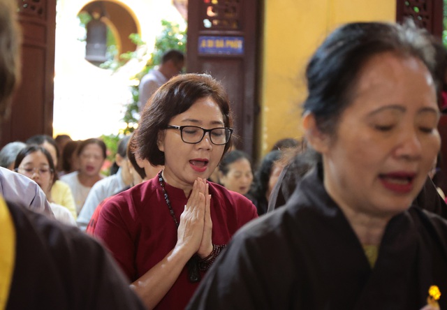 Cập nhật: Không khí đặc biệt của buổi sáng ngày 1/7 sau khi tiếng chuông ngân vang tại hơn 18.000 ngôi chùa trên cả nước- Ảnh 7.