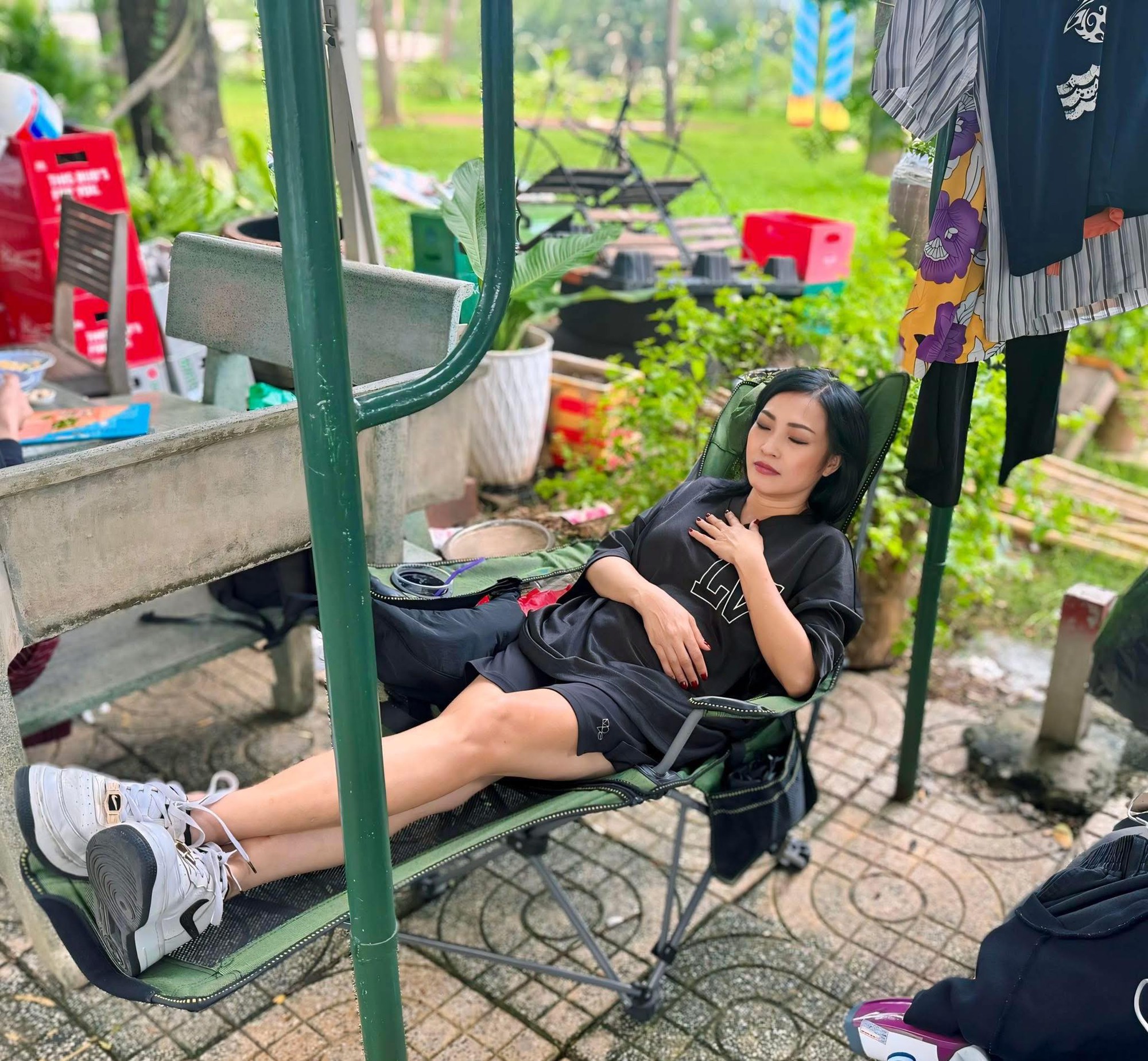 Cuộc sống hiện tại của nữ ca sĩ sau 1 năm công khai có chồng là trai miền núi, không biết tiếng Việt - Ảnh 3.