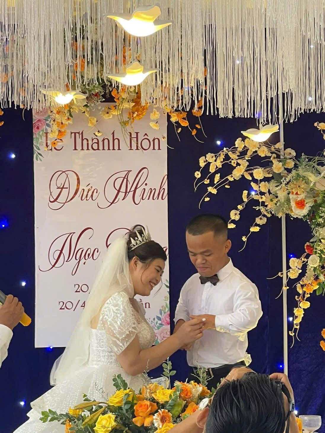 Chàng trai 1m28 cưới vợ 1m62 xinh như hoa: - Ảnh 3.