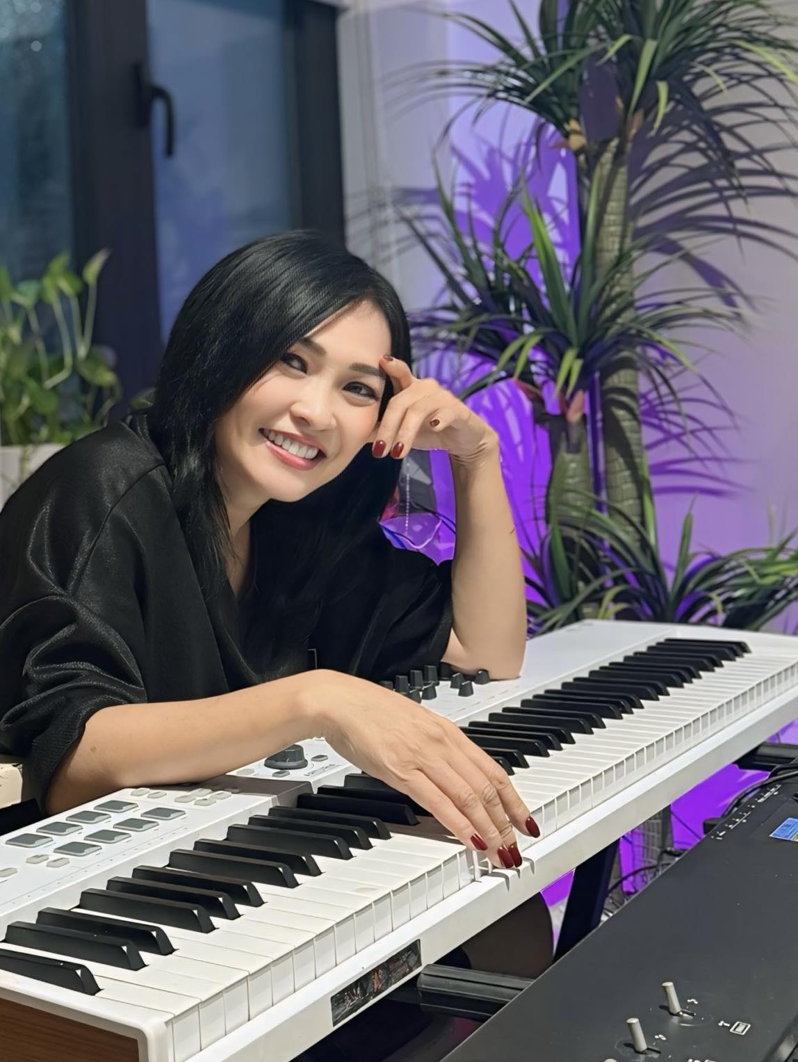 Cuộc sống hiện tại của nữ ca sĩ sau 1 năm công khai có chồng là trai miền núi, không biết tiếng Việt - Ảnh 1.