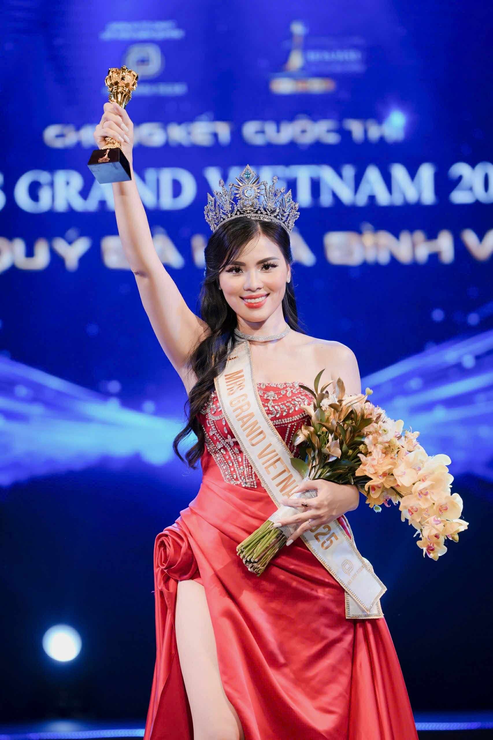 Nguyễn Thị Thưa đăng quang Mrs Grand Vietnam 2025- Ảnh 1.