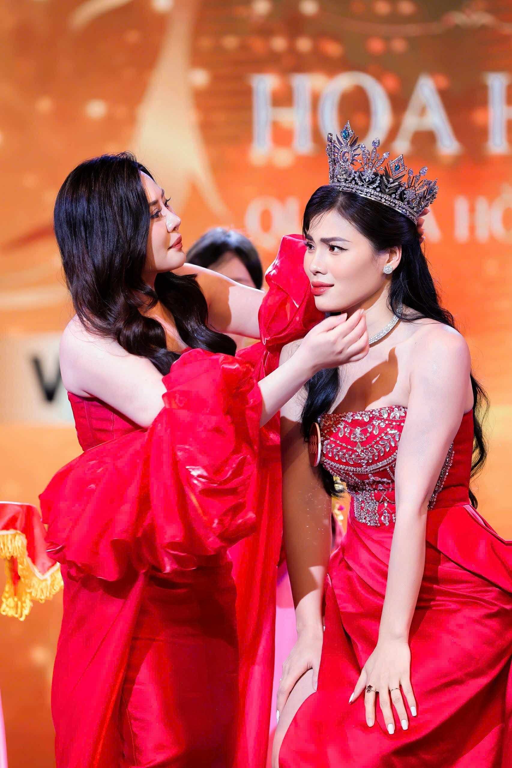 Nguyễn Thị Thưa đăng quang Mrs Grand Vietnam 2025- Ảnh 2.