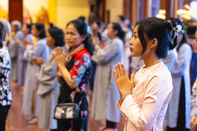 Cập nhật: Không khí đặc biệt của buổi sáng ngày 1/7 sau khi tiếng chuông ngân vang tại hơn 18.000 ngôi chùa trên cả nước- Ảnh 14.