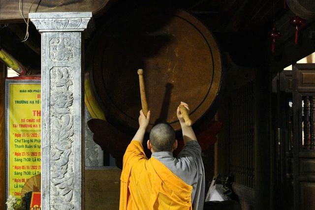 Cập nhật: Không khí đặc biệt của buổi sáng ngày 1/7 sau khi tiếng chuông ngân vang tại hơn 18.000 ngôi chùa trên cả nước- Ảnh 8.