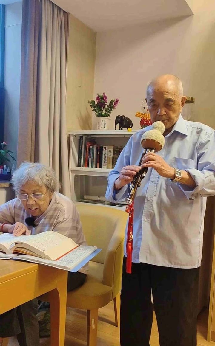 T&igrave;nh y&ecirc;u bất ngờ giữa cụ &ocirc;ng 102 tuổi v&agrave; cụ b&agrave; 85 tuổi  - Ảnh 3.