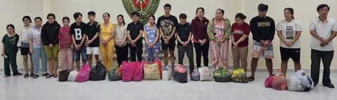 Đột kích cơ sở mỹ phẩm Thanh Thuý và Mỹ Trinh, công an tịch thu 70.000 chai dầu gió giả, tạm giam 19 người - Ảnh 1.