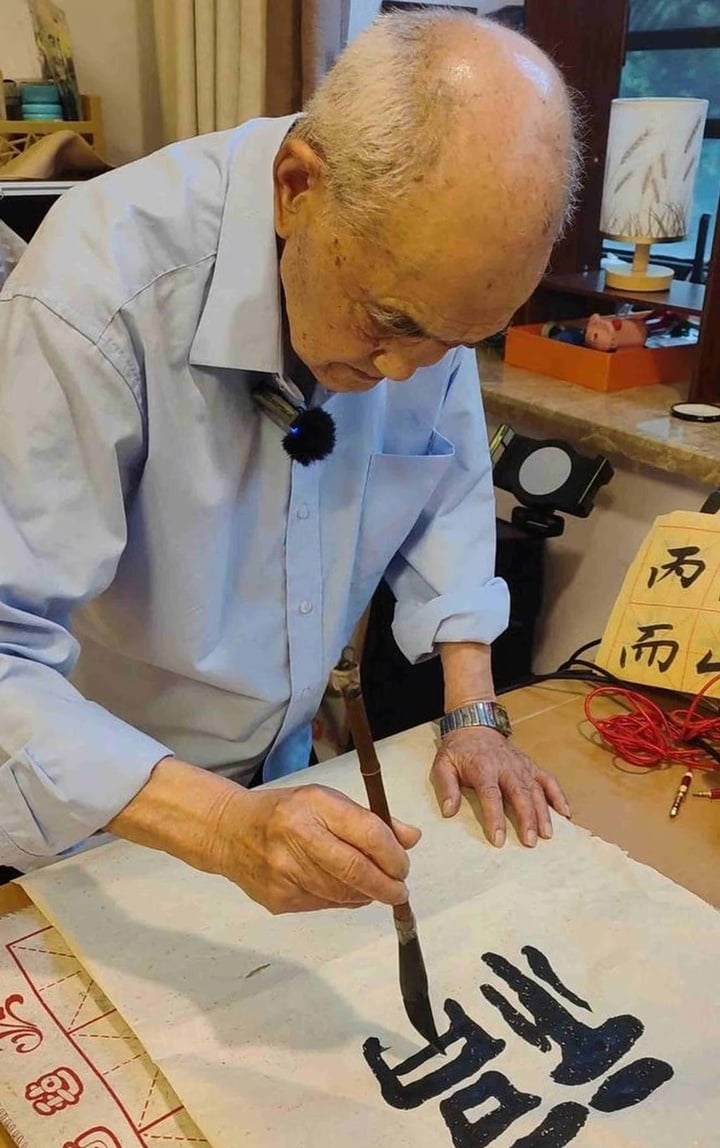 T&igrave;nh y&ecirc;u bất ngờ giữa cụ &ocirc;ng 102 tuổi v&agrave; cụ b&agrave; 85 tuổi  - Ảnh 1.