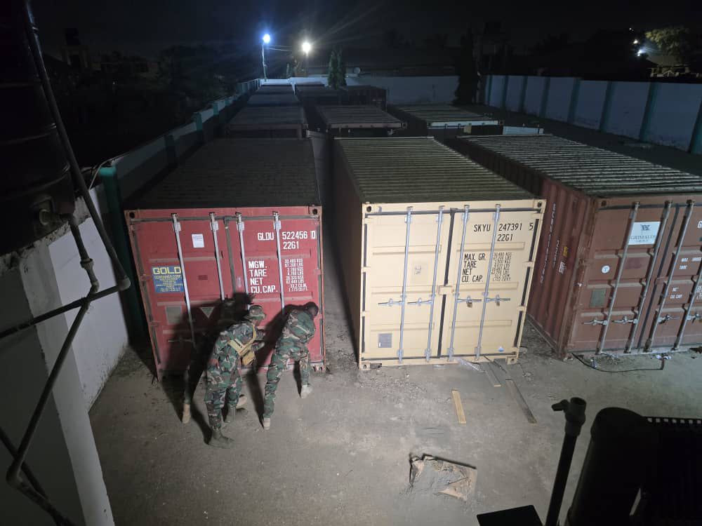Nhận tin mật, lực lượng an ninh nhanh chống đột kích một kho hàng: Phát hiện 12 container chứa tiền 5 triệu USD tiền giả và vàng giả - Ảnh 1.