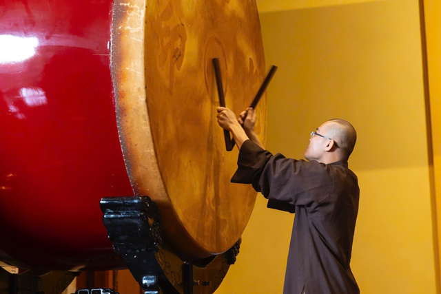 Cập nhật: Không khí đặc biệt của buổi sáng ngày 1/7 sau khi tiếng chuông ngân vang tại hơn 18.000 ngôi chùa trên cả nước- Ảnh 17.