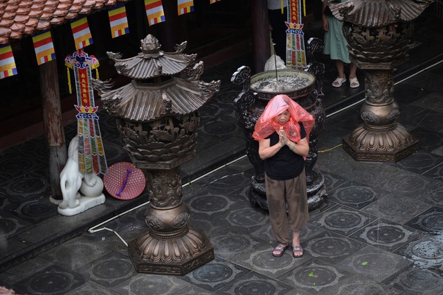 Cập nhật: Không khí đặc biệt của buổi sáng ngày 1/7 sau khi tiếng chuông ngân vang tại hơn 18.000 ngôi chùa trên cả nước- Ảnh 4.