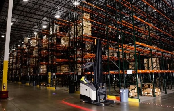 Amazon Tự Động Hóa Với 1 Triệu Robot , Số Lượng Sắp Ngang Bằng Con Người - Ảnh 1. Amazon Tự Động Hóa Với 1 Triệu Robot , Số Lượng Sắp Ngang Bằng Con Người - Ảnh 1.