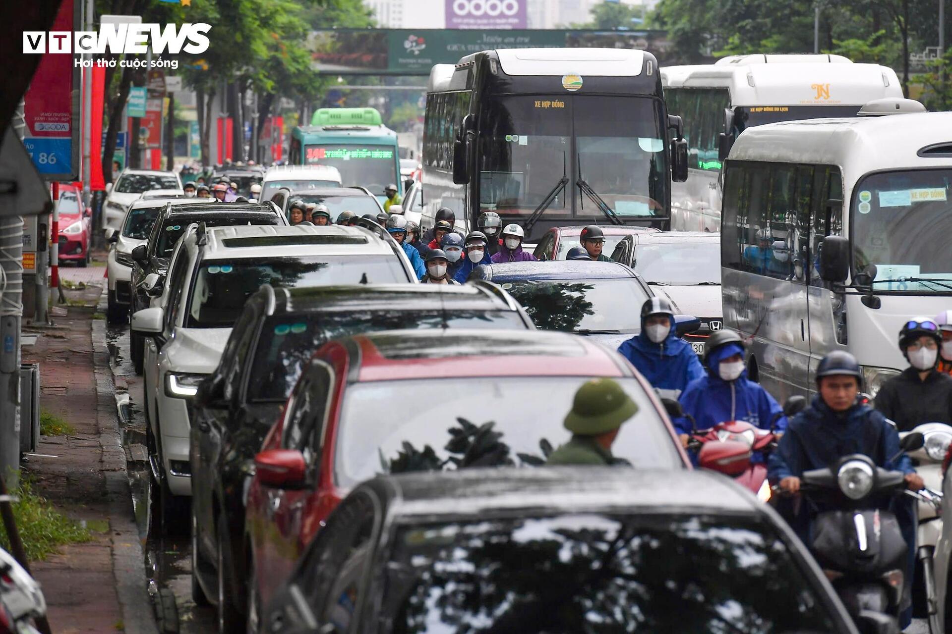Phân làn cứng Võ Chí Công gây ùn tắc , ô tô dàn hàng 6 , xe máy leo vỉa hè - Ảnh 11.