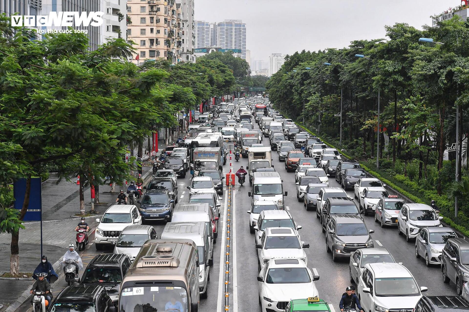 Phân làn cứng Võ Chí Công gây ùn tắc , ô tô dàn hàng 6 , xe máy leo vỉa hè - Ảnh 1.