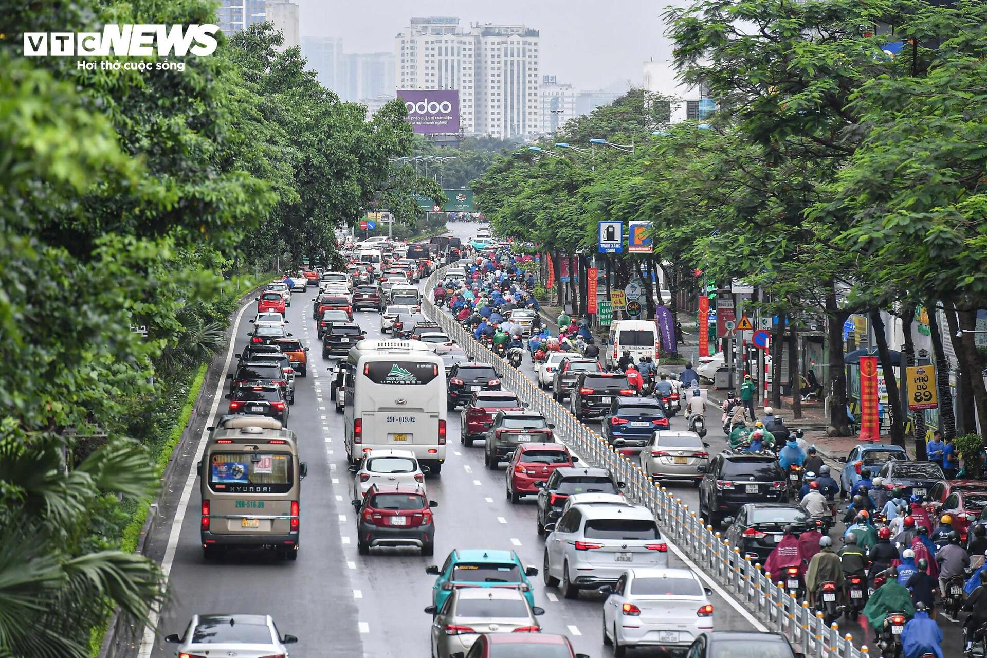 Phân làn cứng Võ Chí Công gây ùn tắc , ô tô dàn hàng 6 , xe máy leo vỉa hè - Ảnh 14.