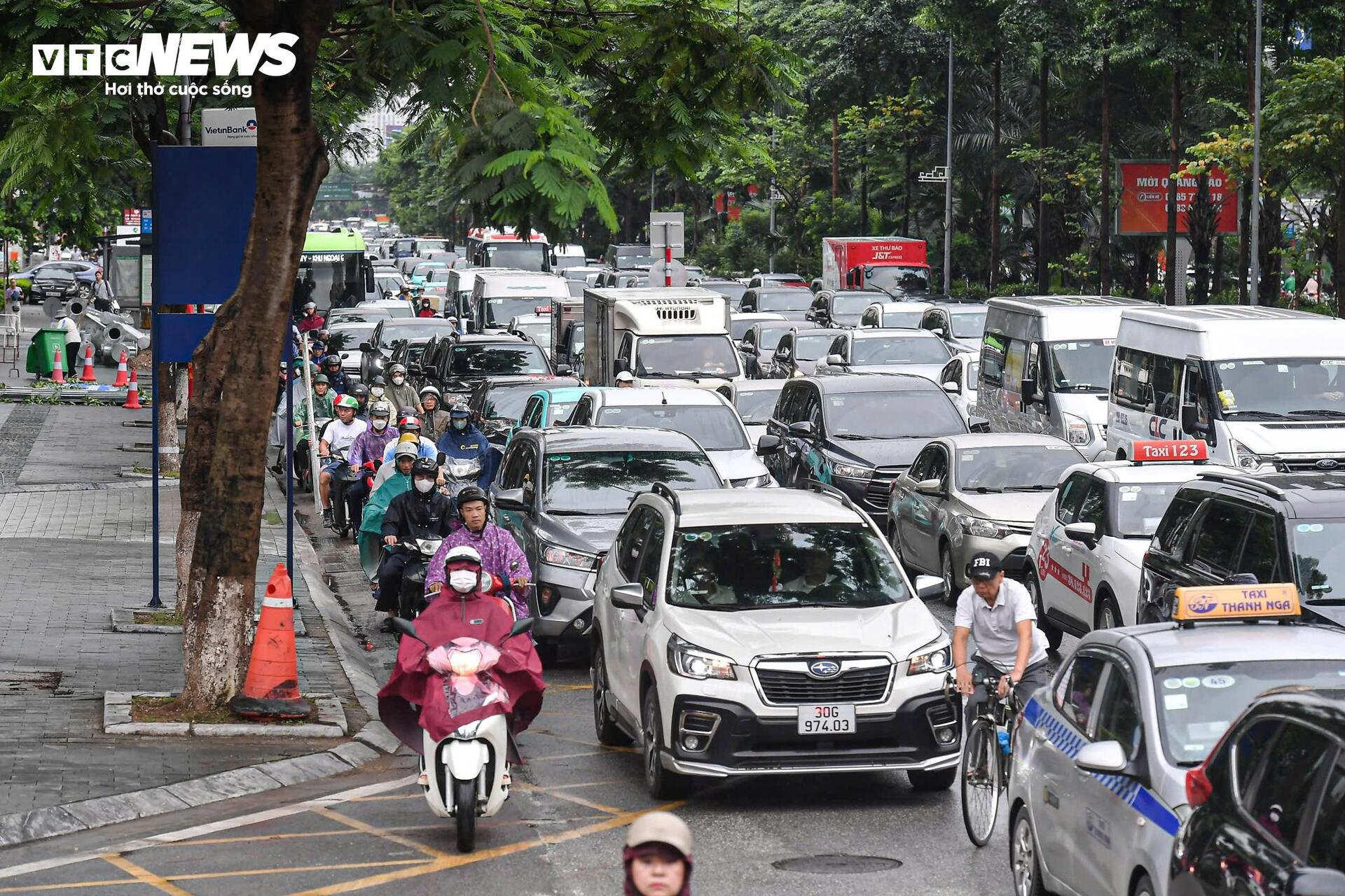 Phân làn cứng Võ Chí Công gây ùn tắc , ô tô dàn hàng 6 , xe máy leo vỉa hè - Ảnh 13.