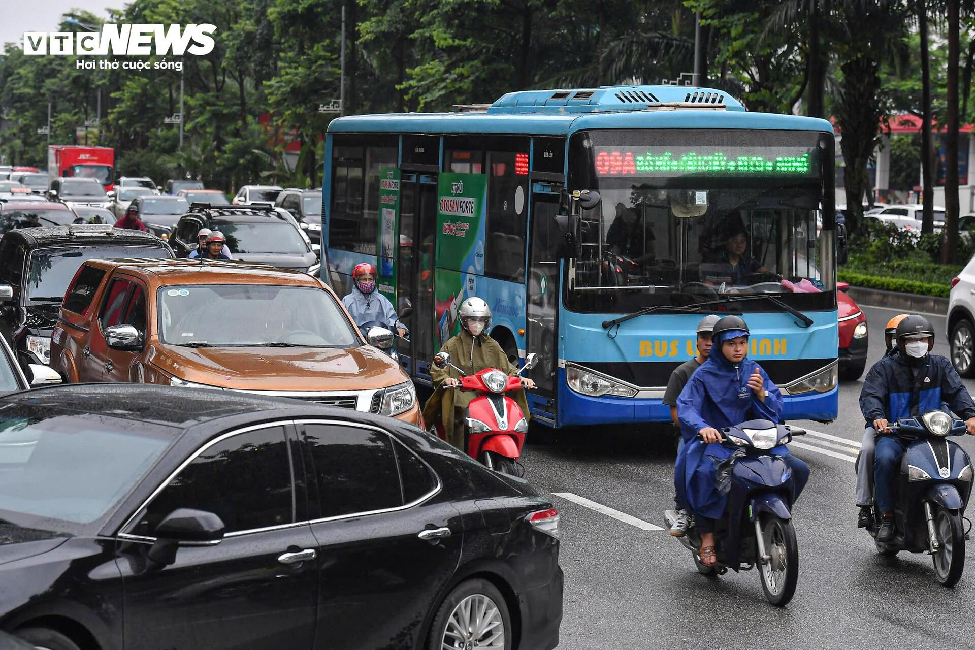 Phân làn cứng Võ Chí Công gây ùn tắc , ô tô dàn hàng 6 , xe máy leo vỉa hè - Ảnh 9.