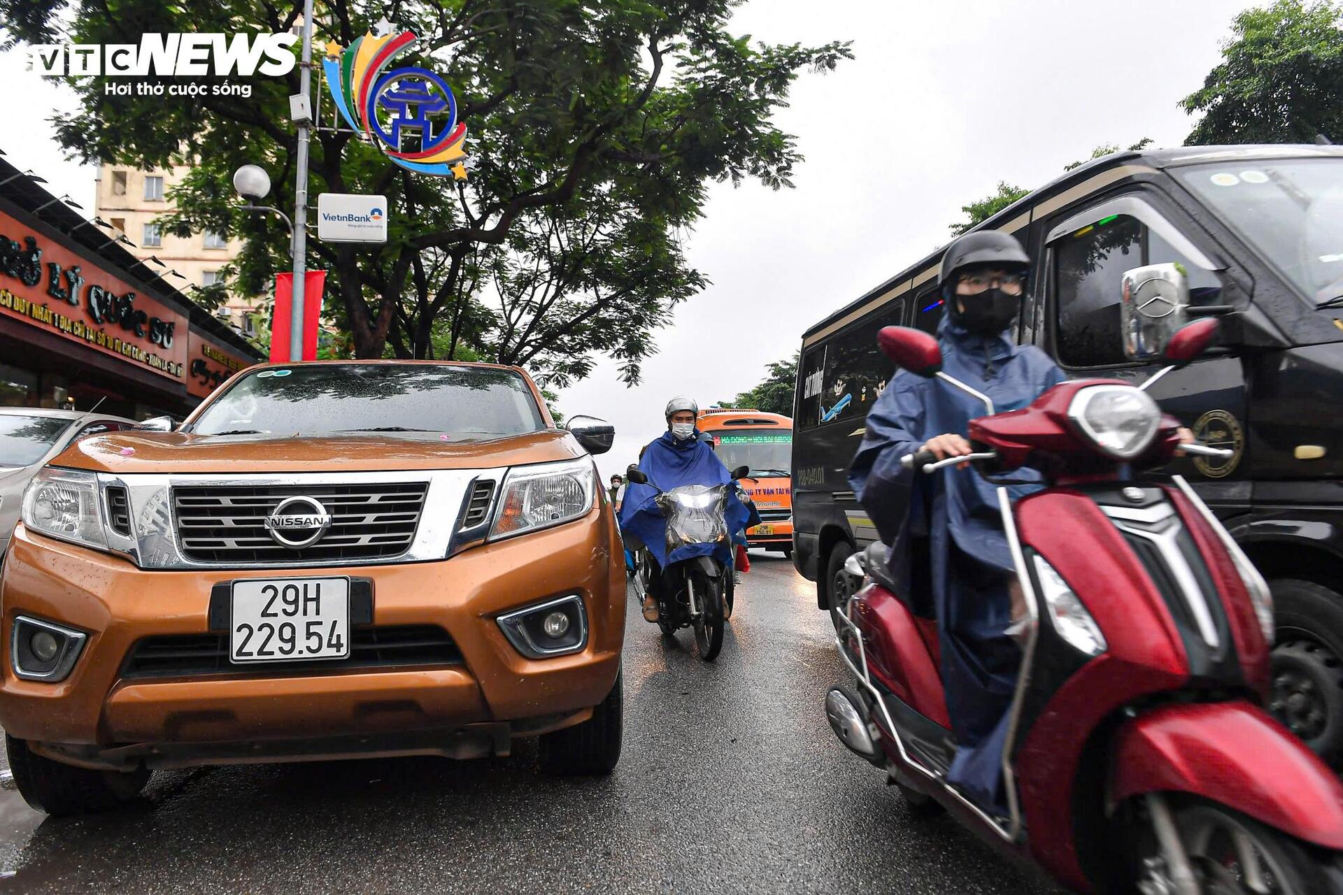 Phân làn cứng Võ Chí Công gây ùn tắc , ô tô dàn hàng 6 , xe máy leo vỉa hè - Ảnh 12.