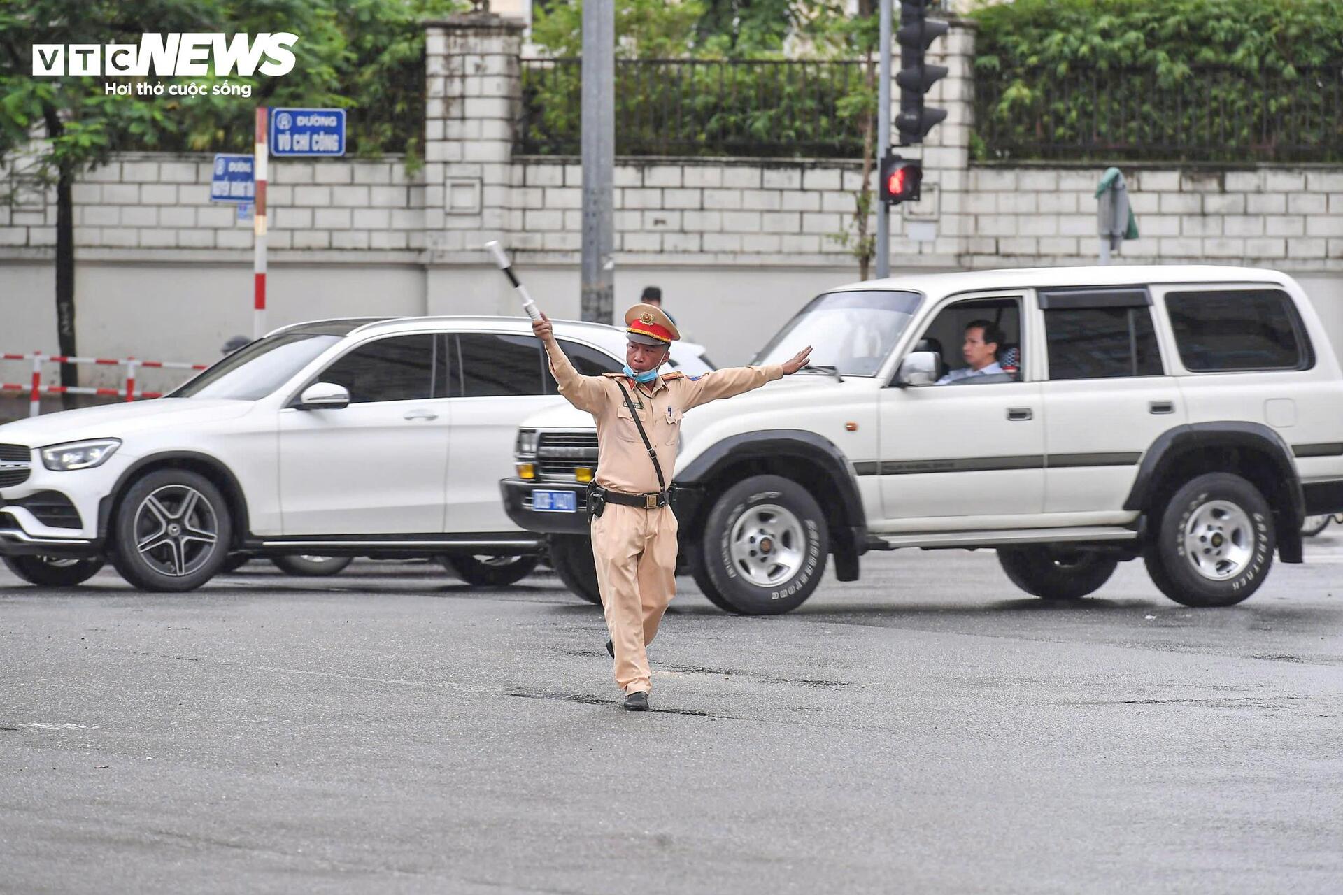 Phân làn cứng Võ Chí Công gây ùn tắc , ô tô dàn hàng 6 , xe máy leo vỉa hè - Ảnh 2.