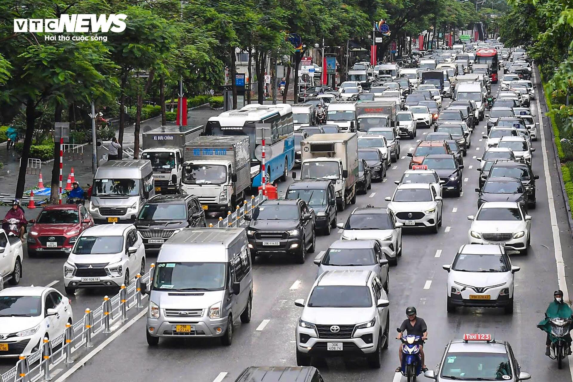Phân làn cứng Võ Chí Công gây ùn tắc , ô tô dàn hàng 6 , xe máy leo vỉa hè - Ảnh 3.