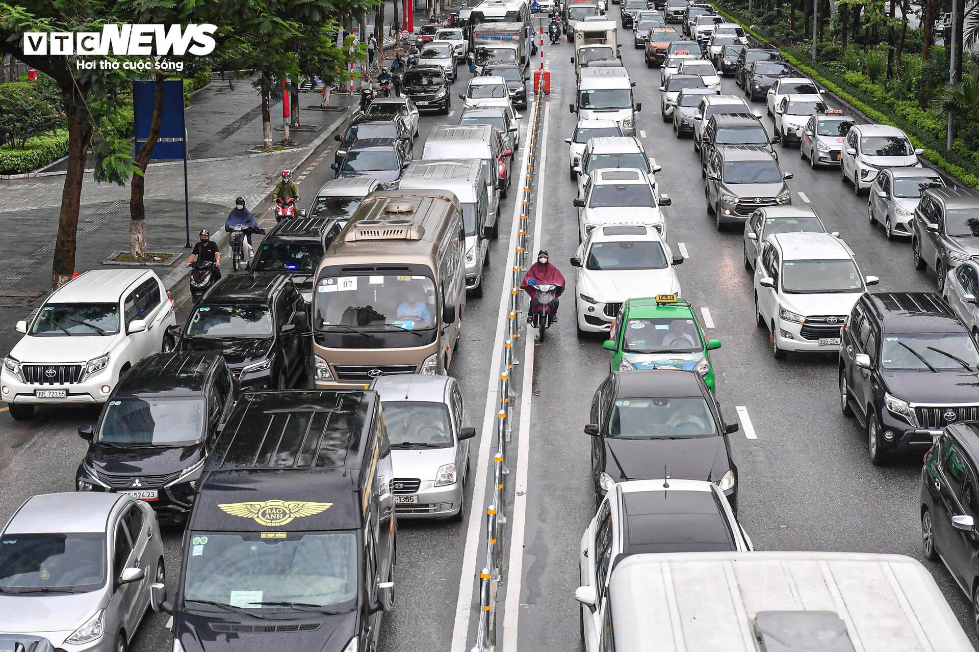 Phân làn cứng Võ Chí Công gây ùn tắc , ô tô dàn hàng 6 , xe máy leo vỉa hè - Ảnh 4.