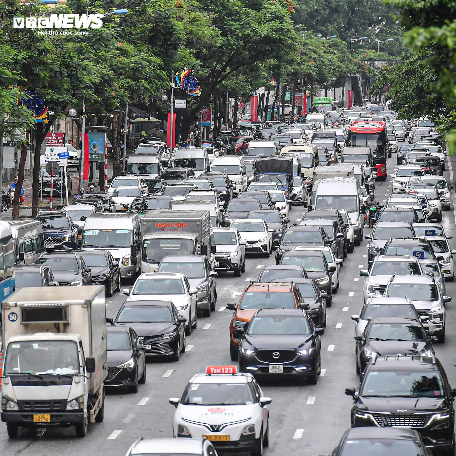 Phân làn cứng Võ Chí Công gây ùn tắc , ô tô dàn hàng 6 , xe máy leo vỉa hè - Ảnh 5.