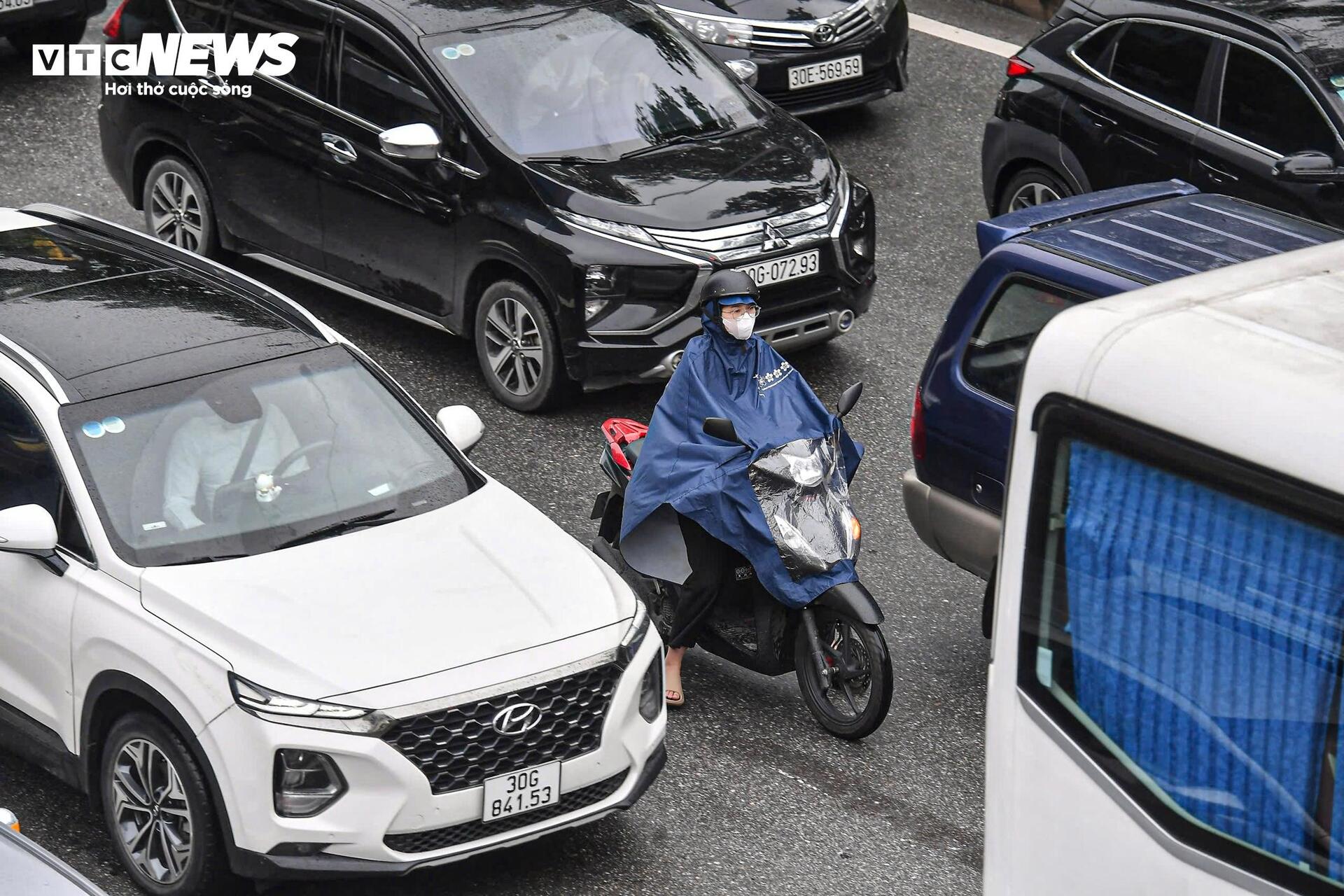 Phân làn cứng Võ Chí Công gây ùn tắc , ô tô dàn hàng 6 , xe máy leo vỉa hè - Ảnh 8.