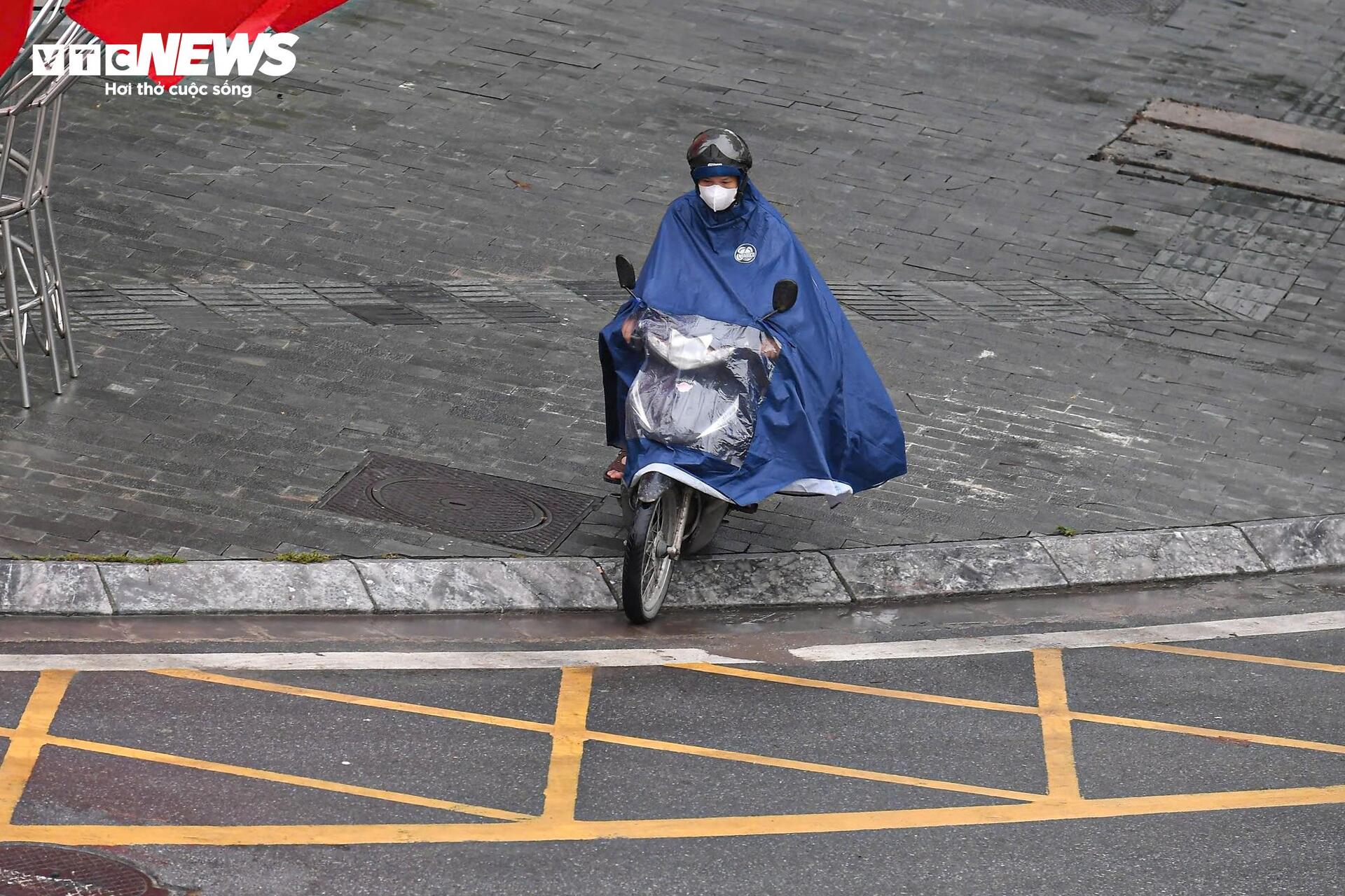 Phân làn cứng Võ Chí Công gây ùn tắc , ô tô dàn hàng 6 , xe máy leo vỉa hè - Ảnh 7.