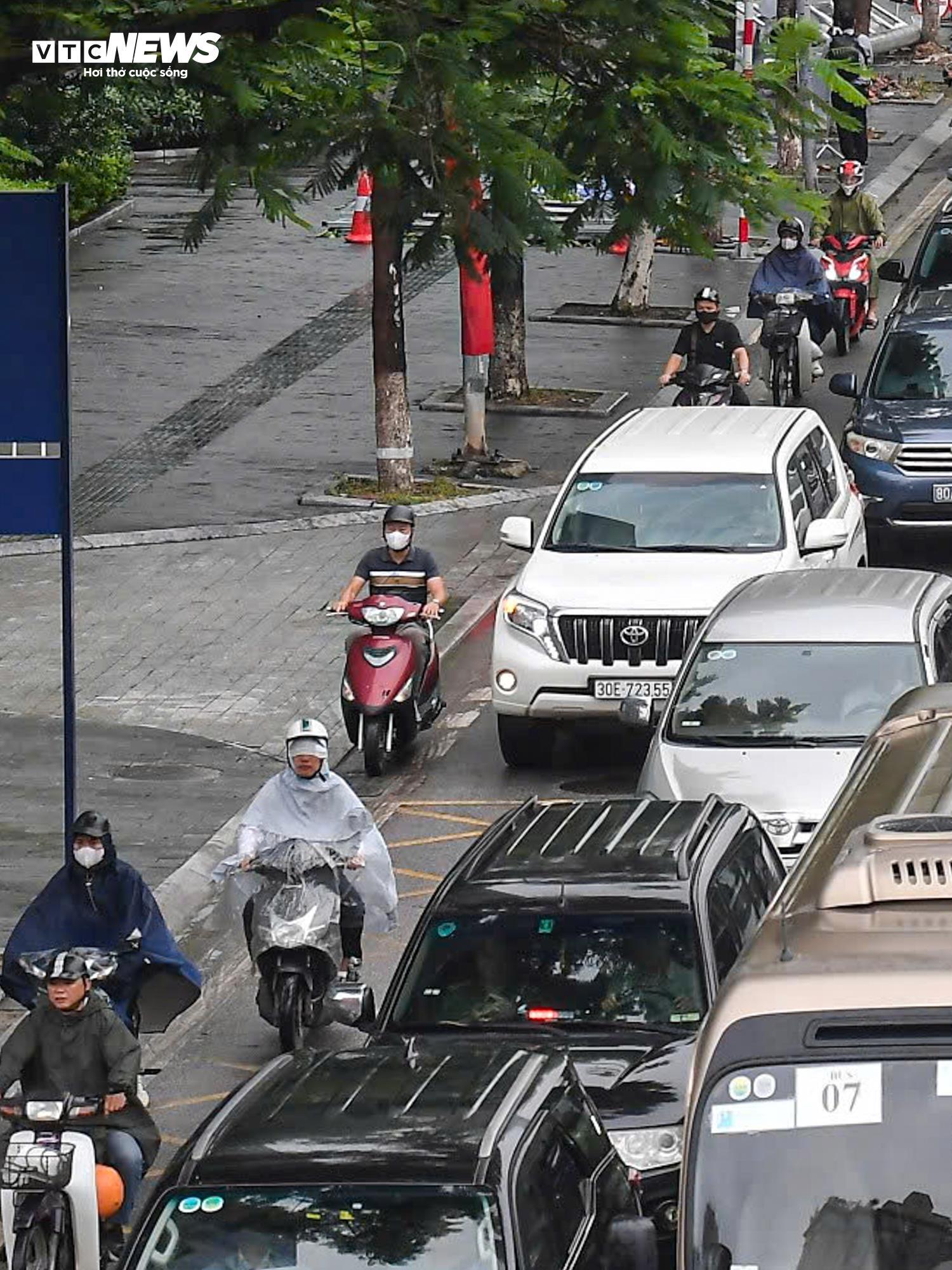 Phân làn cứng Võ Chí Công gây ùn tắc , ô tô dàn hàng 6 , xe máy leo vỉa hè - Ảnh 6.