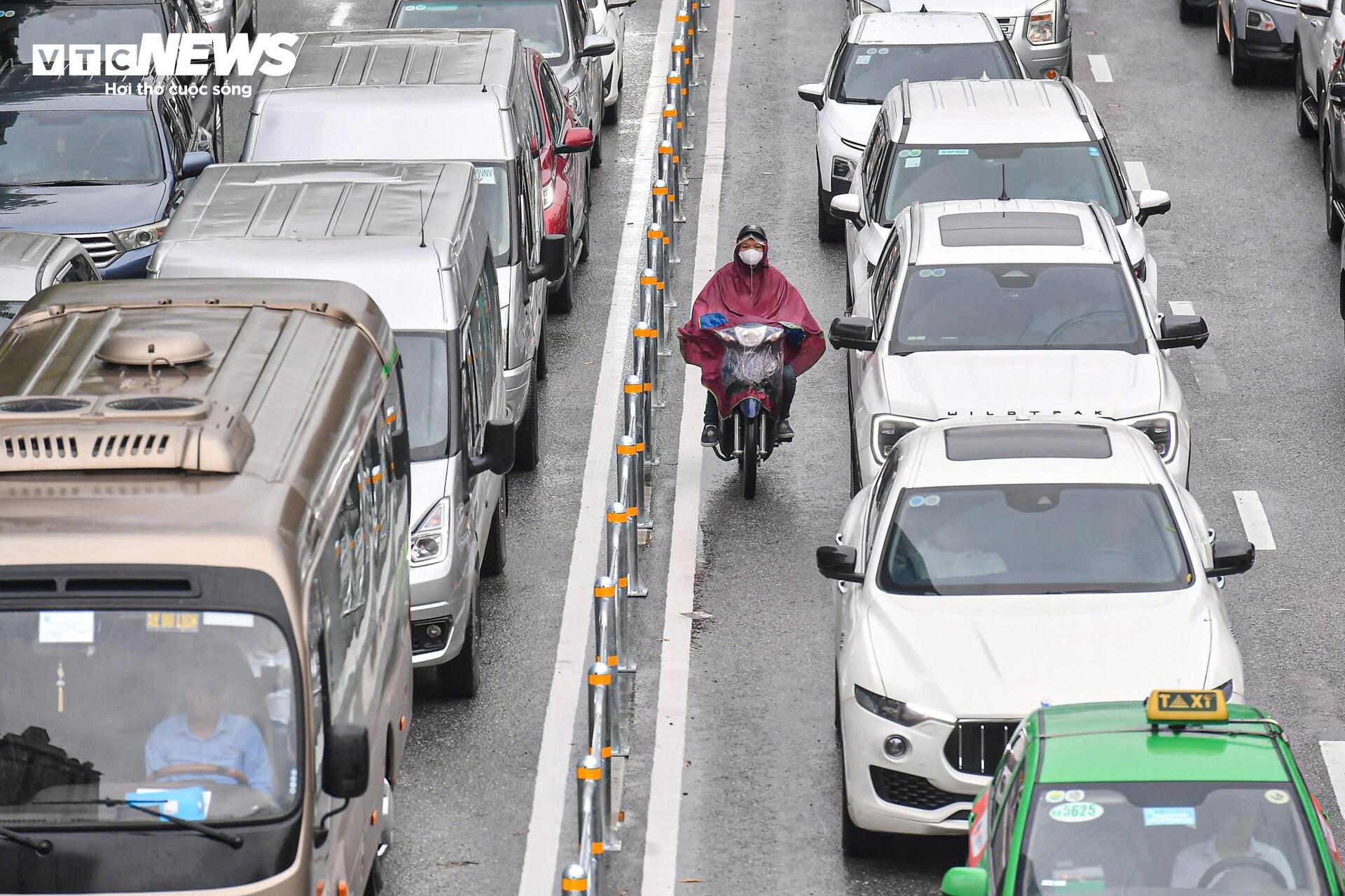 Phân làn cứng Võ Chí Công gây ùn tắc , ô tô dàn hàng 6 , xe máy leo vỉa hè - Ảnh 10.