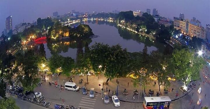 Khách nước ngòai tố bị chặt chém taxi 1 , 5 triệu đồng cho 2km ở Hà Nội - Ảnh 1.