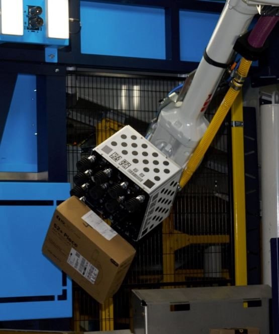 Amazon Tự Động Hóa Với 1 Triệu Robot , Số Lượng Sắp Ngang Bằng Con Người - Ảnh 2. Amazon Tự Động Hóa Với 1 Triệu Robot , Số Lượng Sắp Ngang Bằng Con Người - Ảnh 2.