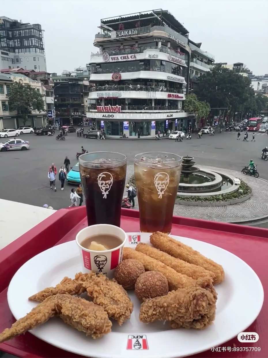 Khách Trung khen ngợi trải nghiệm ăn KFC độc đáo giữa lòng Hà Nội - Ảnh 1.