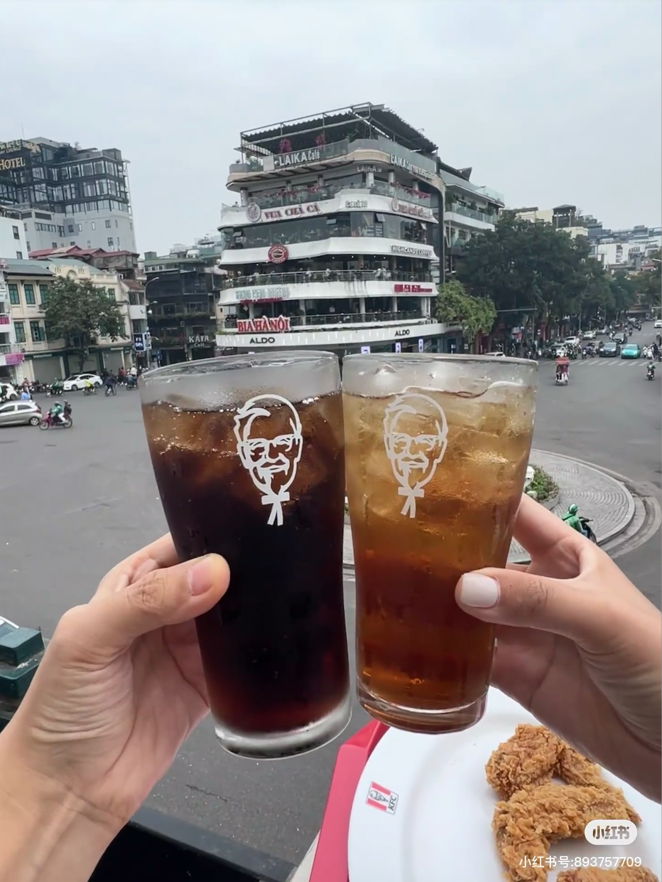 Khách Trung khen ngợi trải nghiệm ăn KFC độc đáo giữa lòng Hà Nội - Ảnh 2.