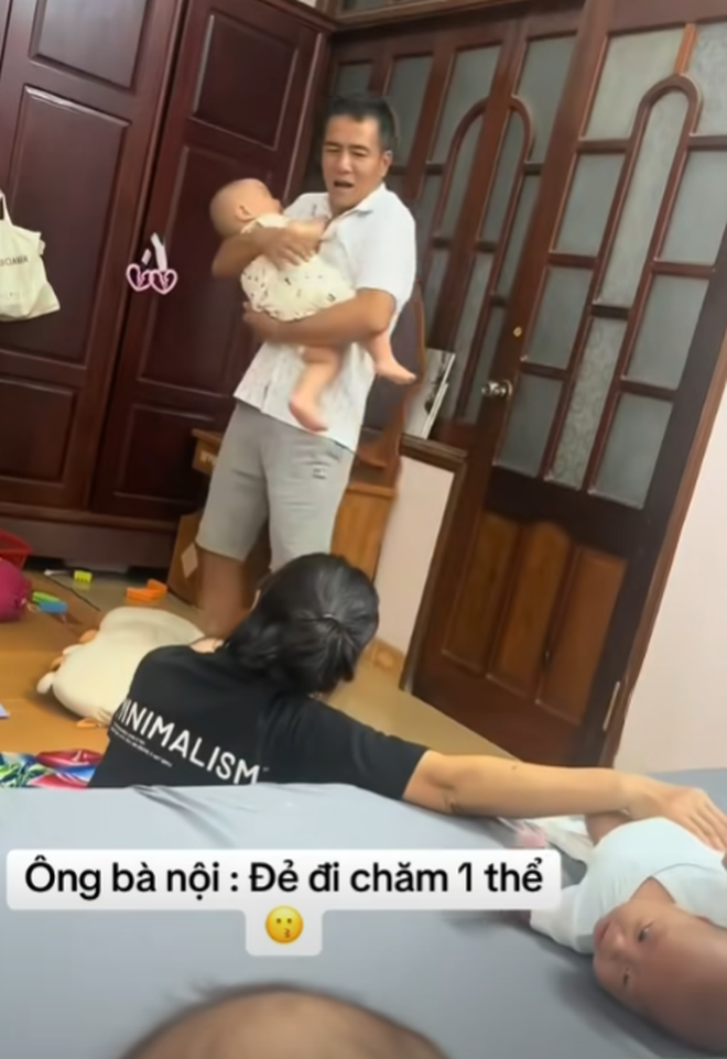 Clip: &Ocirc;ng b&agrave; nội bảo đẻ chăm 1 thể, 4 em b&eacute; thi nhau oe oe khiến d&acirc;n t&igrave;nh "đau đầu online" theo- Ảnh 2.