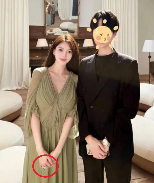 Huỳnh Hiểu Minh cầu hôn hot girl bằng nhẫn kim cương "chọi đá" sau khi đuổi mẹ con Angelababy khỏi nhà? - Ảnh 1.