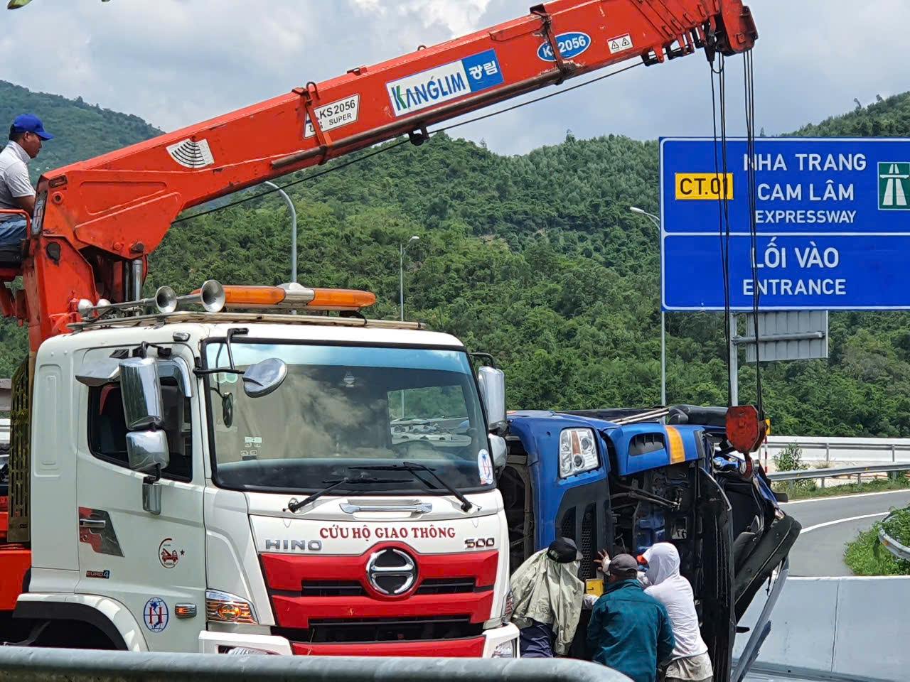 Khánh Hòa: Lật xe tải chở thép, 2 người tử vong- Ảnh 2. Khánh Hòa: Lật xe tải chở thép, 2 người tử vong- Ảnh 2.