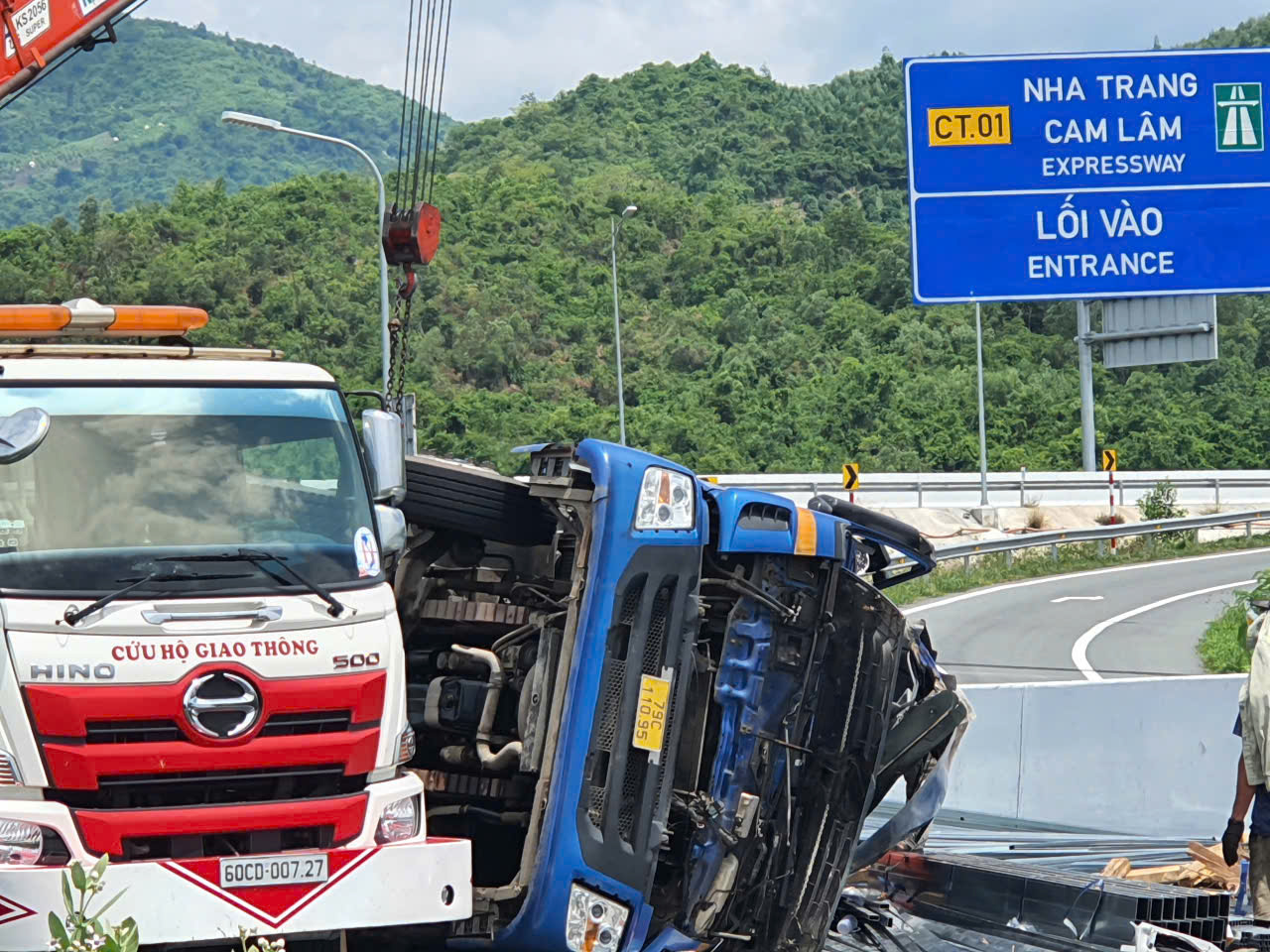 Khánh Hòa: Lật xe tải chở thép, 2 người tử vong- Ảnh 3. Khánh Hòa: Lật xe tải chở thép, 2 người tử vong- Ảnh 3.