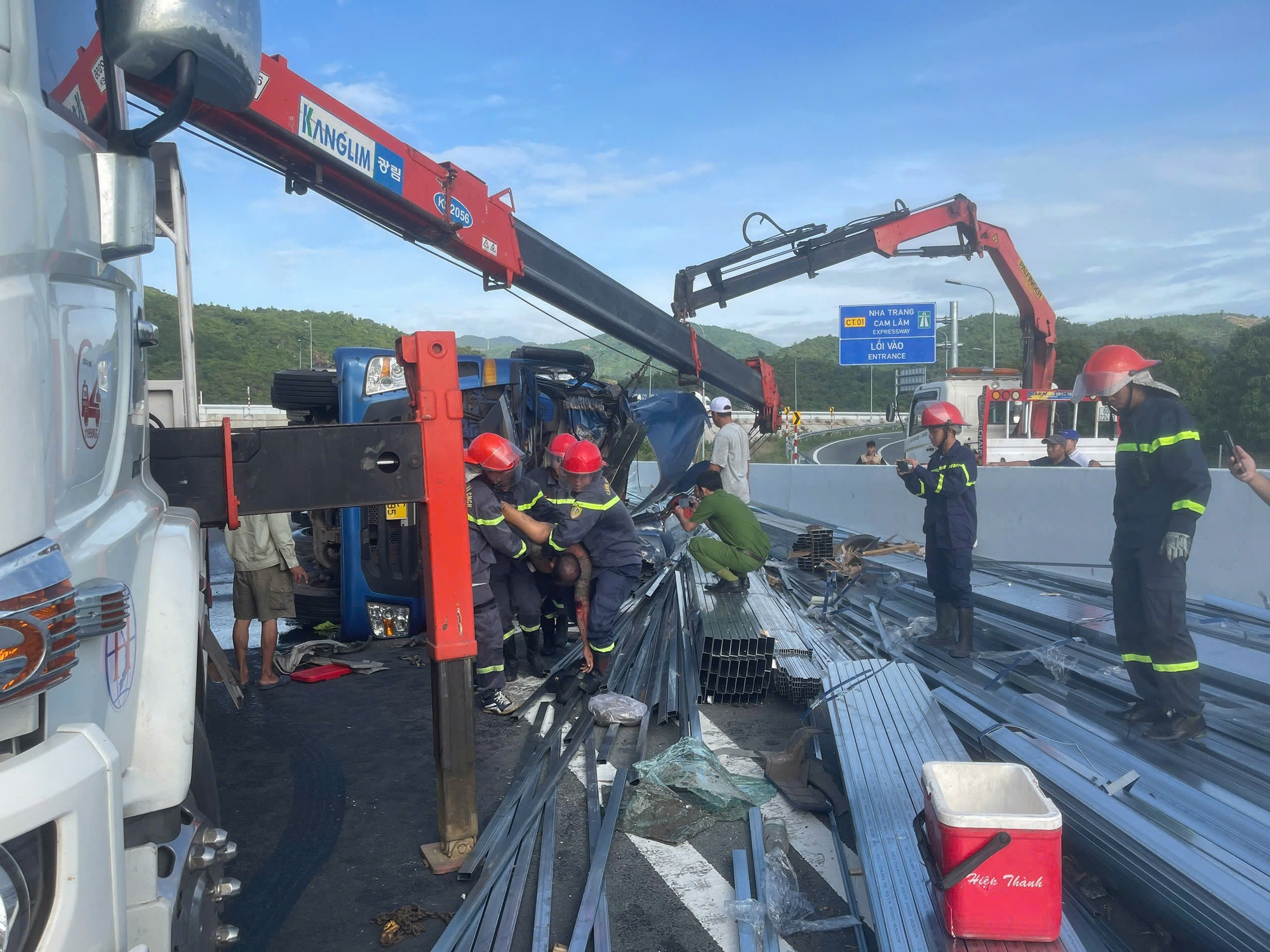 Khánh Hòa: Lật xe tải chở thép, 2 người tử vong- Ảnh 1. Khánh Hòa: Lật xe tải chở thép, 2 người tử vong- Ảnh 1.