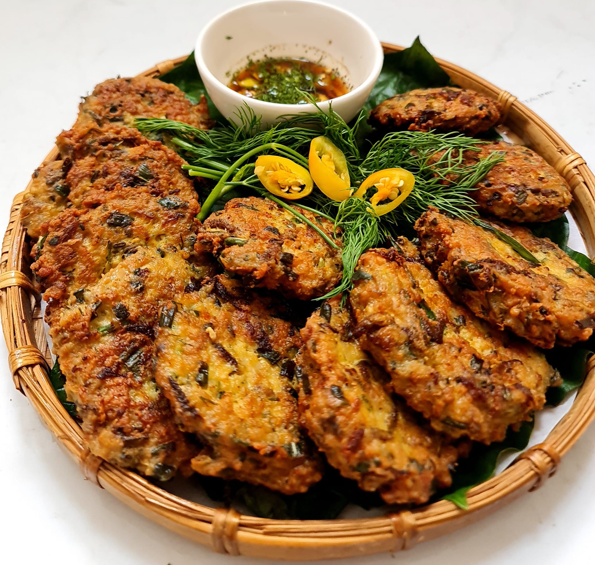 Khách Tây tò mò ăn thử món đặc sản "như giun" khi tới Hà Nội, nhận xét: Tôi có thể tự hào khi về nhà - Ảnh 1.