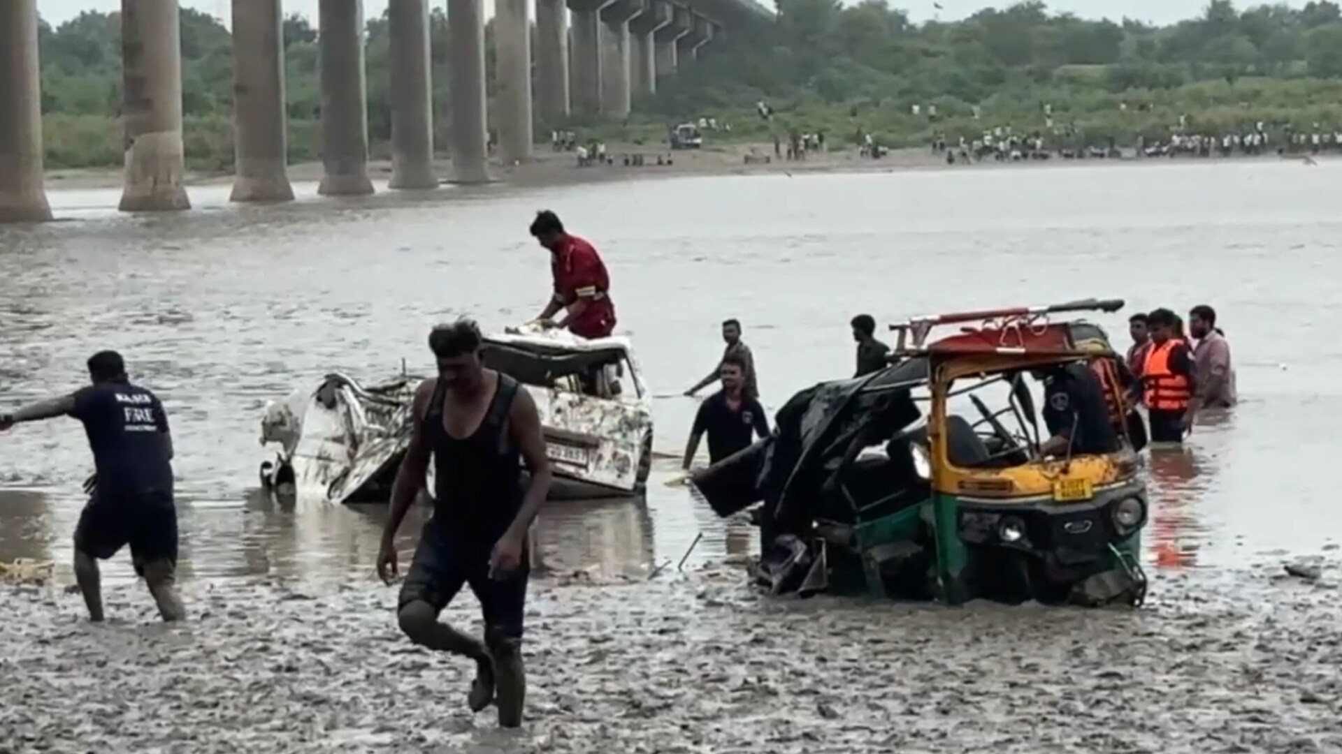 Kinh hoàng hiện trường cầu sập khiến xe tải treo lơ lửng, hàng loạt phương tiện rơi xuống sông- Ảnh 4. Kinh hoàng hiện trường cầu sập khiến xe tải treo lơ lửng, hàng loạt phương tiện rơi xuống sông- Ảnh 4.