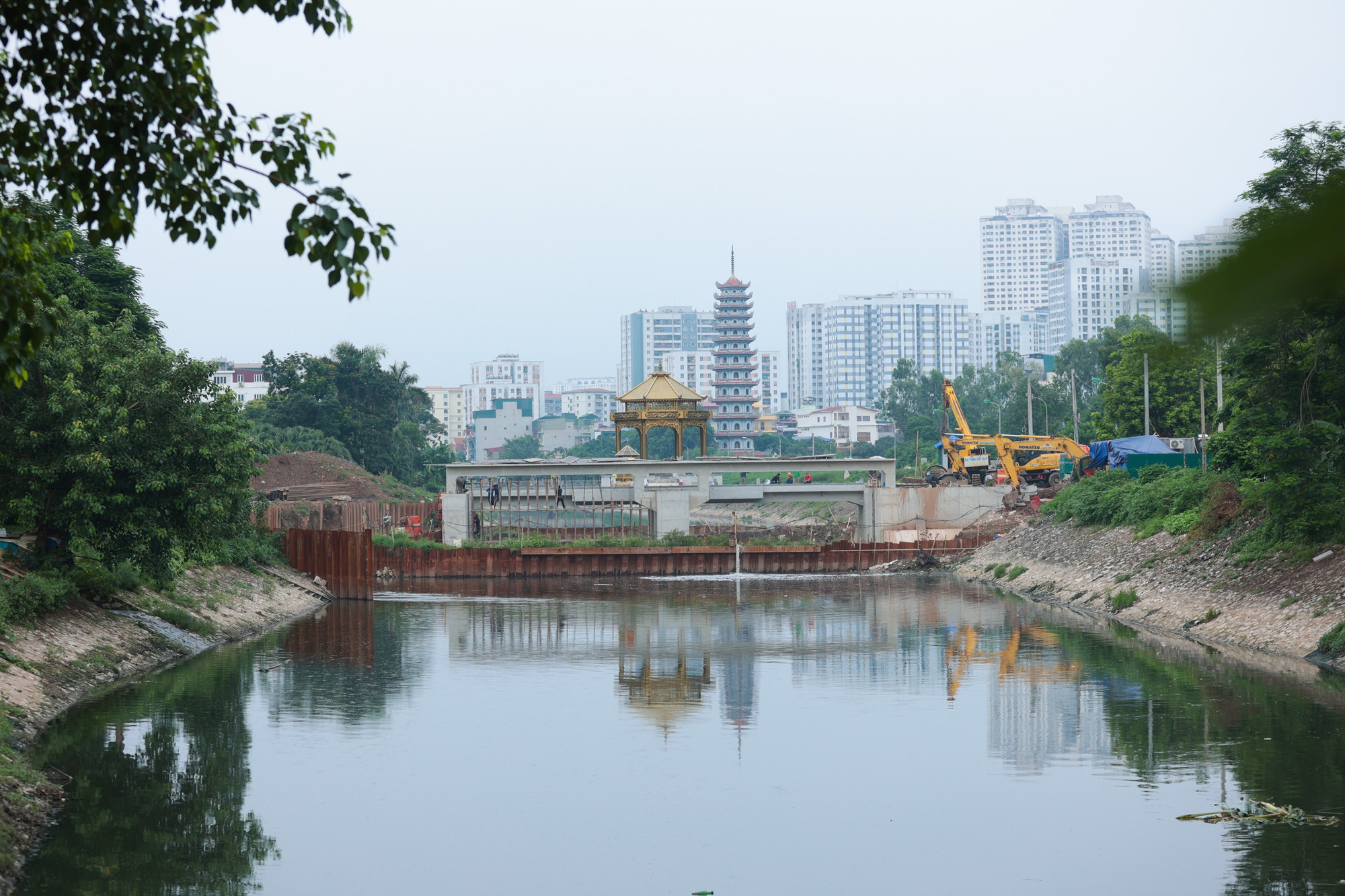 Cảnh tượng lạ trên sông Tô Lịch khiến ai cũng phải ngoái nhìn: Chủ đầu tư nói gì? - Ảnh 1.