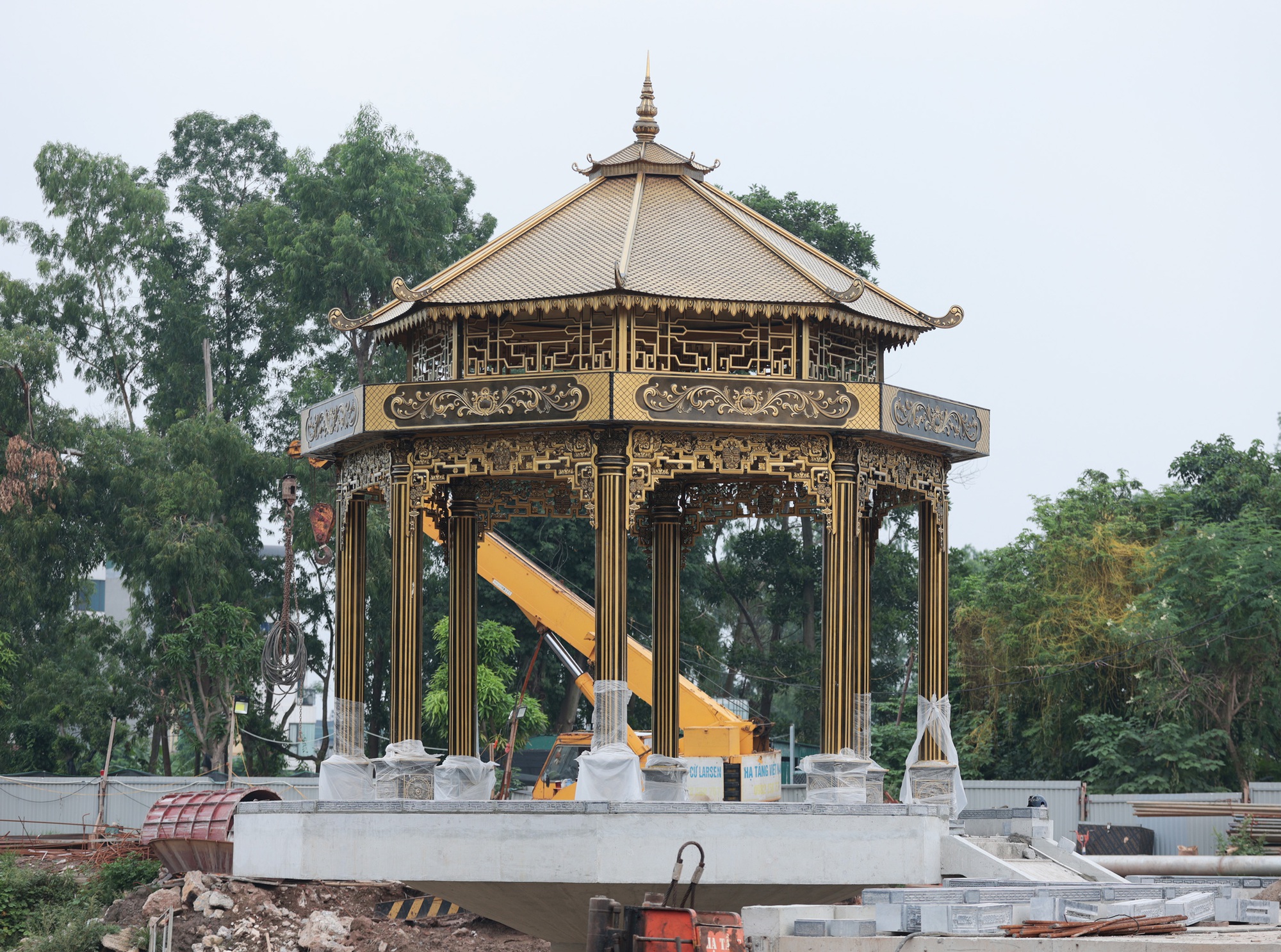 Cảnh tượng lạ trên sông Tô Lịch khiến ai cũng phải ngoái nhìn: Chủ đầu tư nói gì? - Ảnh 2.