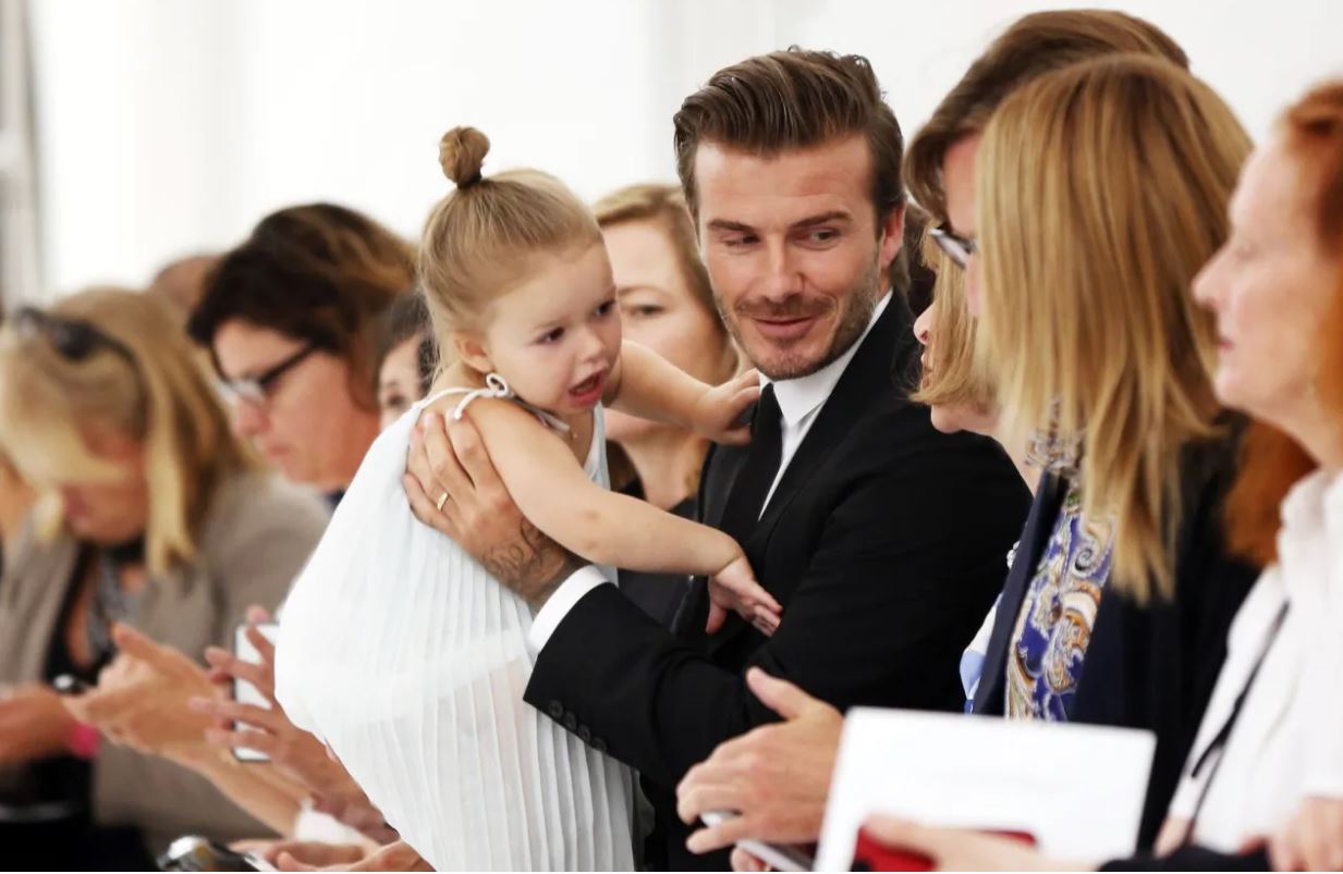 Ngắm tiểu thư Harper Beckham ngày nhỏ đáng yêu như thiên thần giờ hóa thiếu nữ phổng phao khiến ai cũng trầm trồ- Ảnh 4.