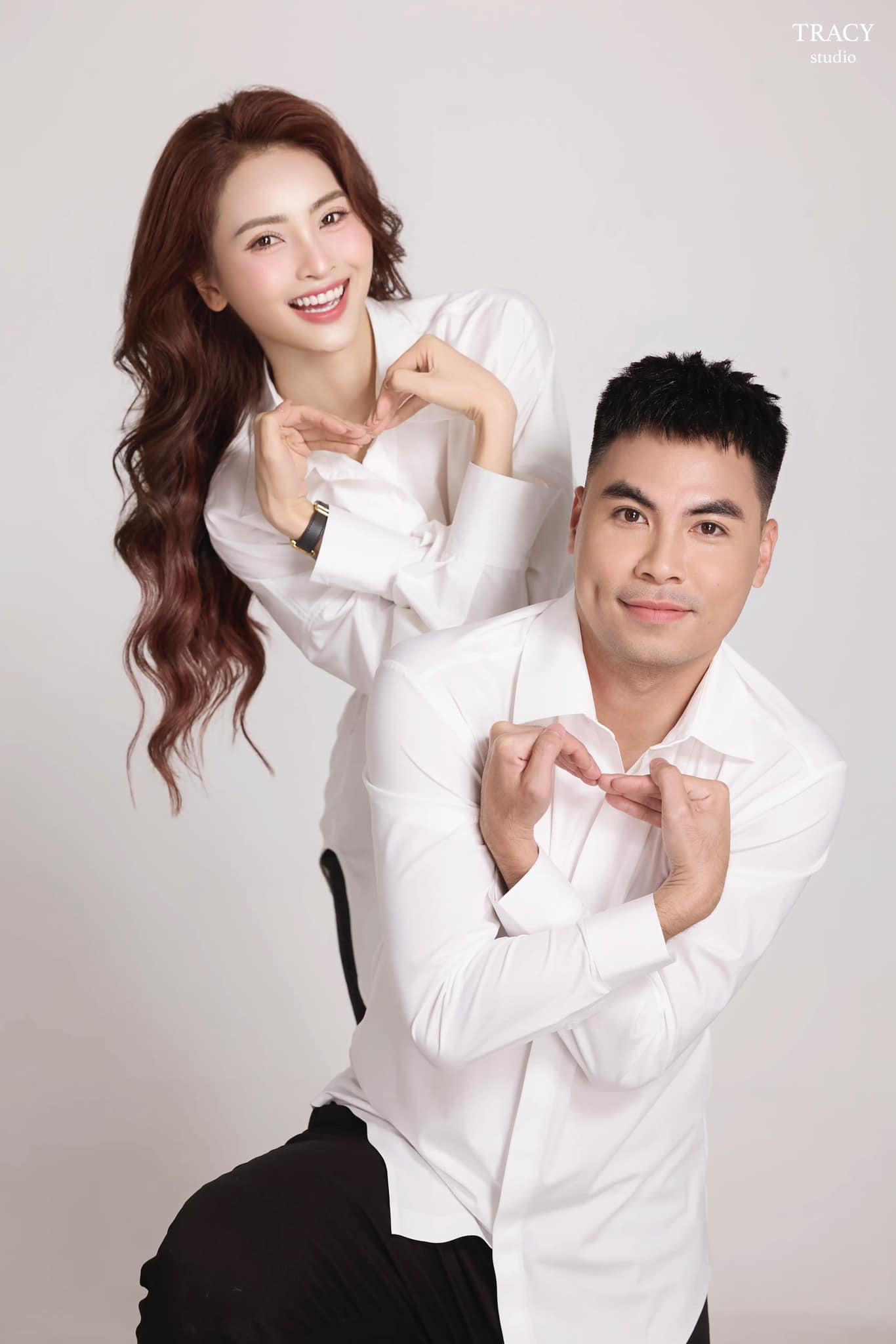 Team qua đường tóm dính nữ MC nổi tiếng hẹn hò với tuyển thủ Việt Nam giữa trung tâm thương mại- Ảnh 2.