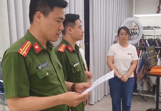 Khám xét khẩn cấp nơi livestream, tạm giữ hình sự Nguyễn Thị Thu Hường - Ảnh 1.