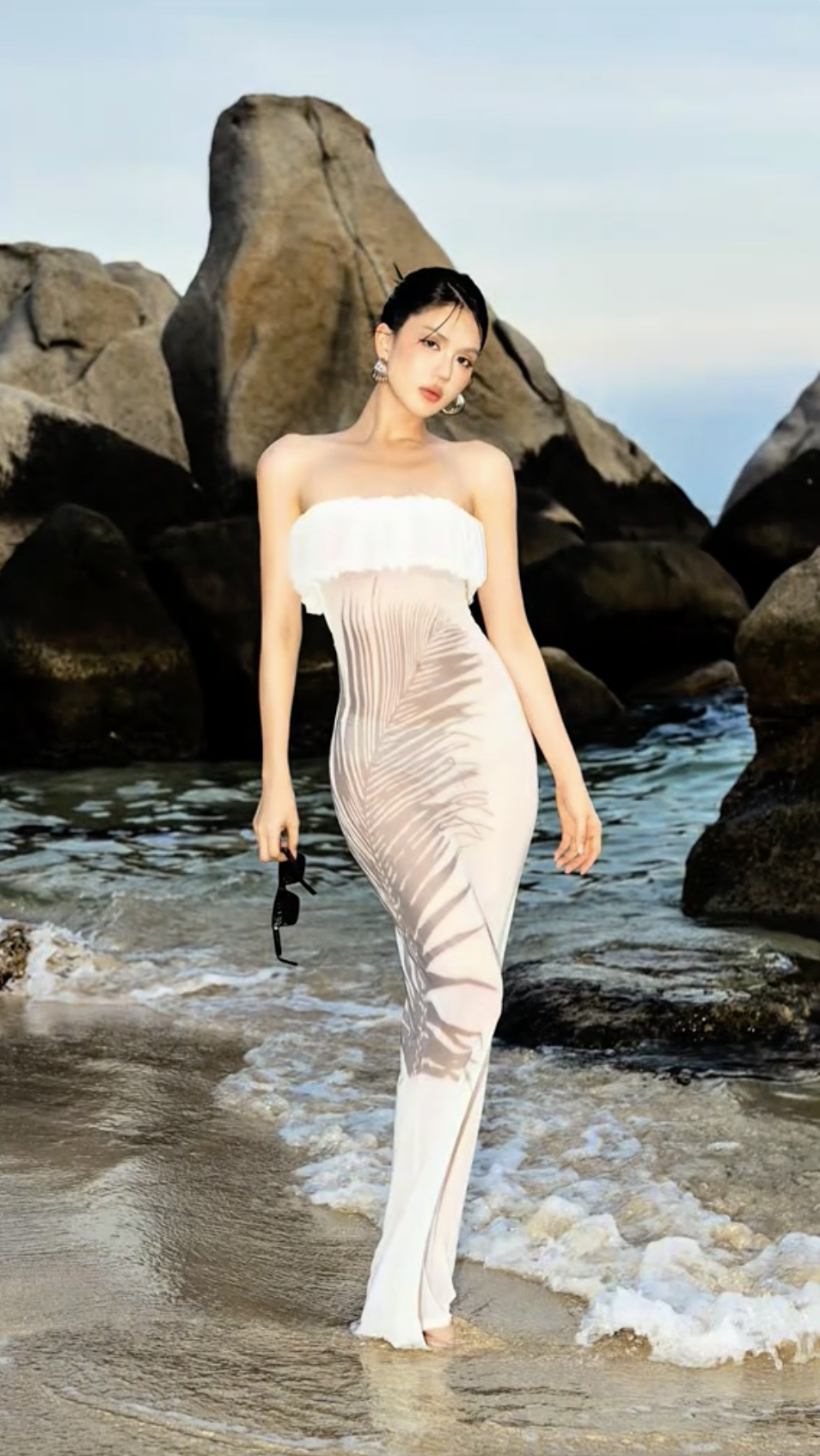 Ngọc Trinh lộ body thật qua camera thường, netizen so ảnh đã qua chỉnh sửa liền nói 1 câu! - Ảnh 2. Ngọc Trinh lộ body thật qua camera thường, netizen so ảnh đã qua chỉnh sửa liền nói 1 câu! - Ảnh 2.