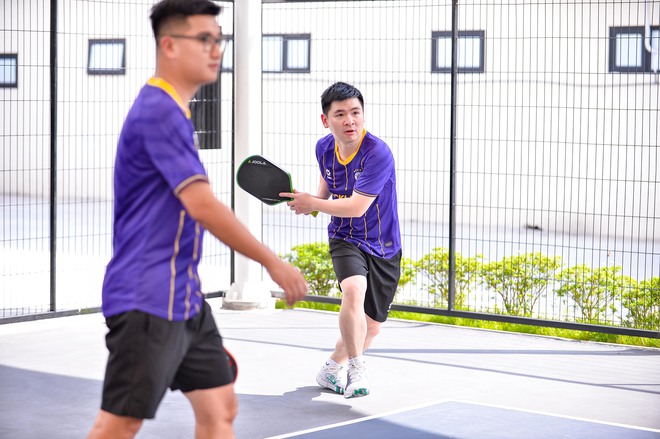 Thiếu gia nh&agrave; bầu Hiển rủ Văn Quyết, Duy Manh chơi pickleball, trận đấu căng như d&acirc;y đ&agrave;n, nh&igrave;n "phẩy vợt" m&agrave; cho&aacute;ng - Ảnh 1.